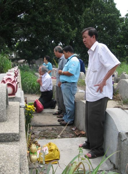 VS Nguyễn Ngọc Nội vào thành phố Hồ Chí Minh thăm viếng mộ Sư tổ Nguyễn Tế Công và Sư tổ mẫu Đàm Thiếu Quỳnh ngày 07/8/2009